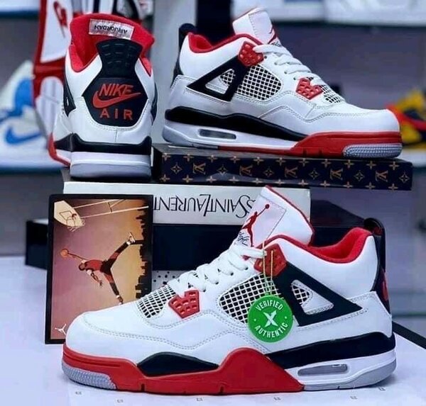 AIR JORDAN 4