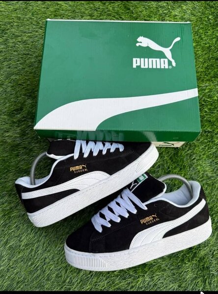 Chaussures Puma noires et blanches