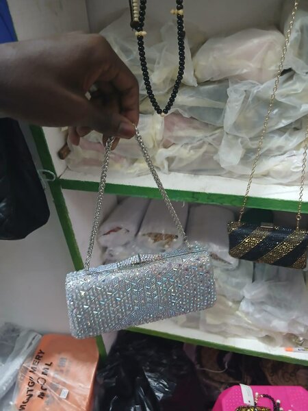 Sac à main élégant argenté