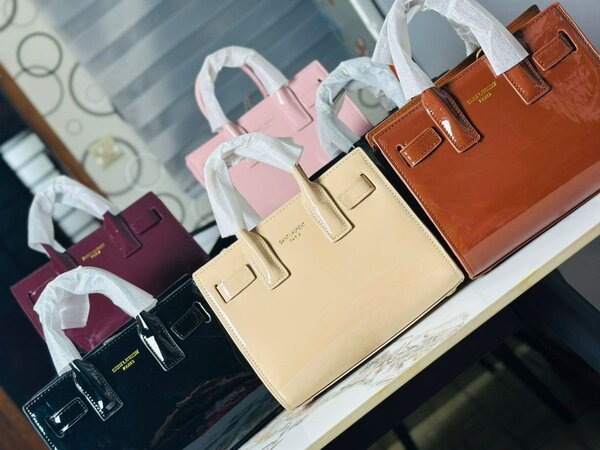 Sac à main en cuir verni