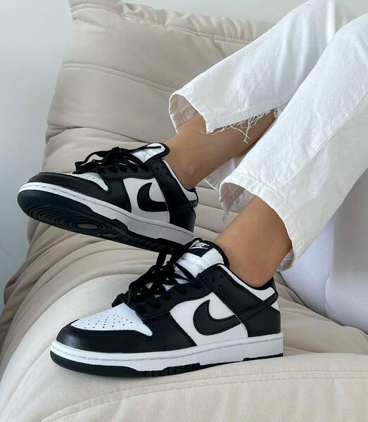 Sneakers noirs et blancs