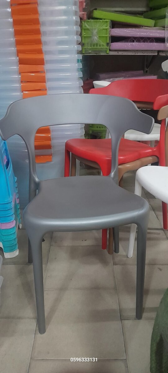 Chaise moderne en plastique