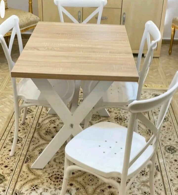 Table à manger en bois avec chaises