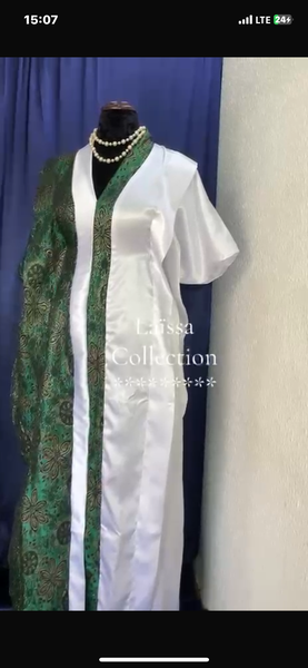 Robe en satin blanc et vert élégant