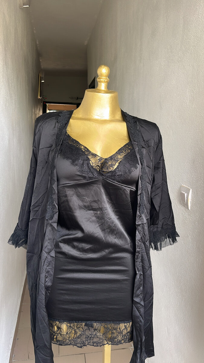 Ensemble nuisette et robe de chambre en satin noir