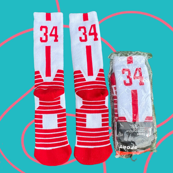 Chaussettes de sport rouges numérotées