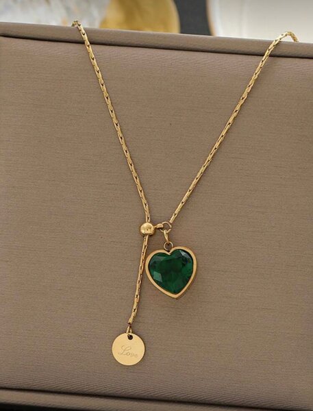 Collier en or avec pendentif coeur vert