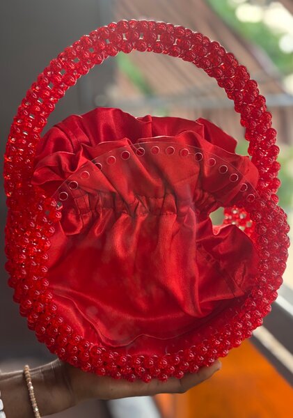 Sac à main perles rouge élégant