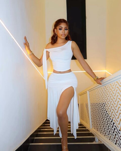 Robe blanche fendue élégante