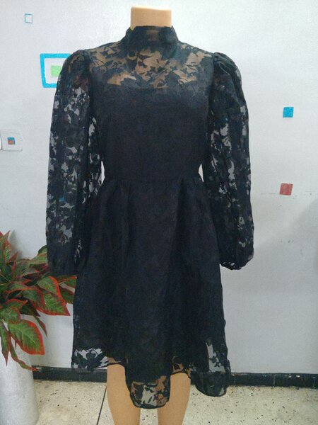 Robe en dentelle noire élégante