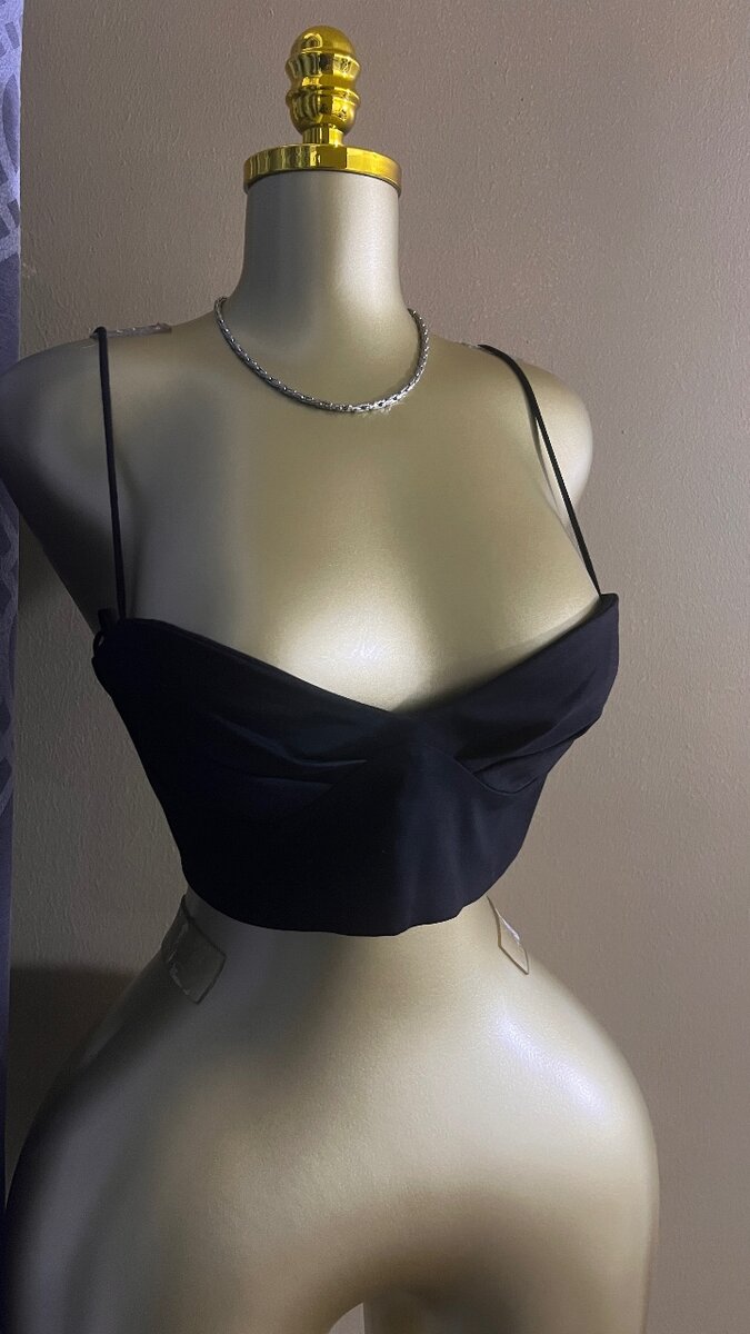 Top court noir à bretelles