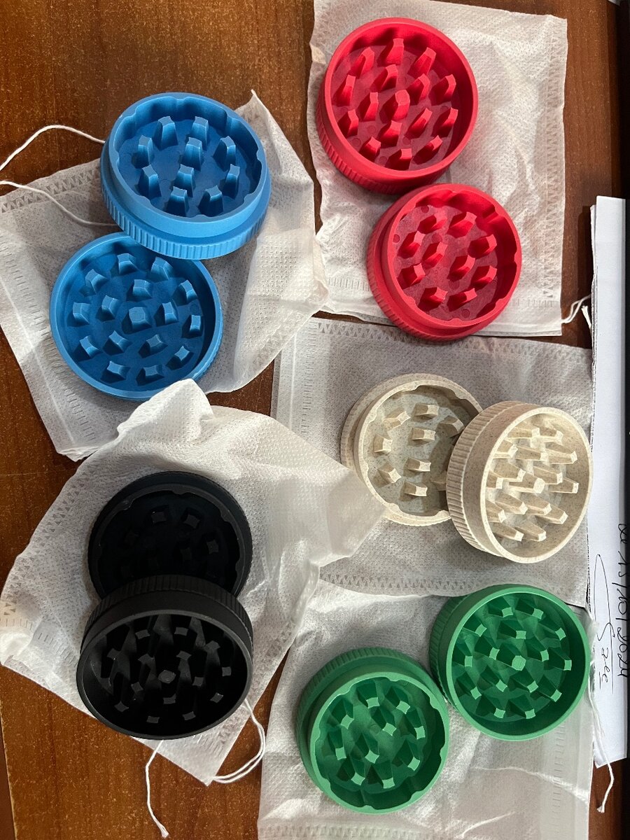 Moulins à épices colorés