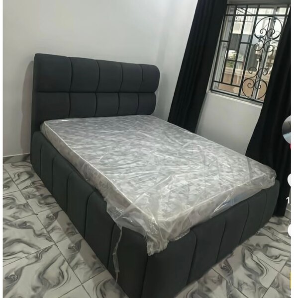 Lit adulte capitonné gris foncé avec matelas