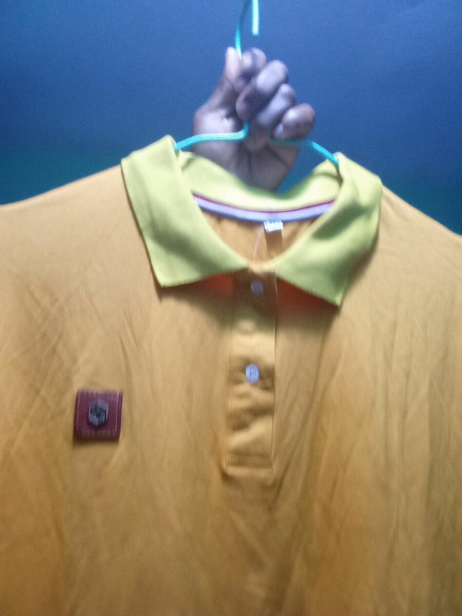 Polo jaune à col contrasté