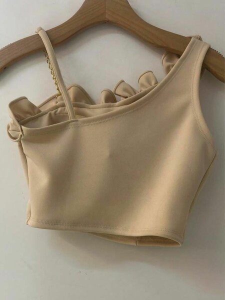 Top asymétrique à volants