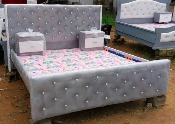 Lit adulte capitonné avec tête de lit