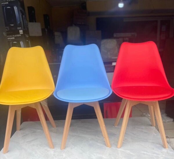 Chaise design en plastique et bois