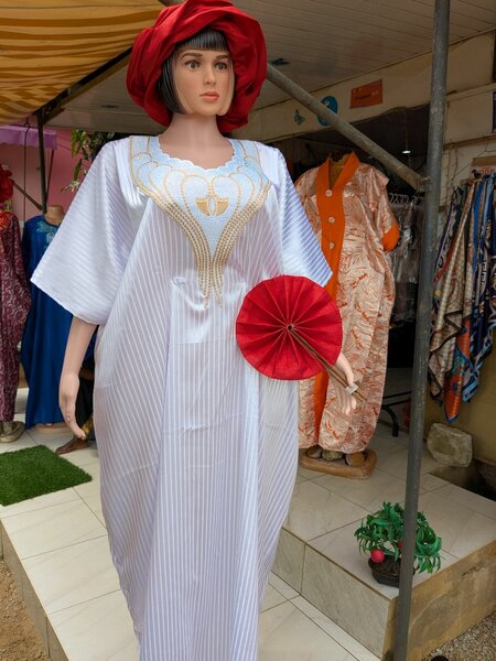 Boubou avec coiffe et éventail