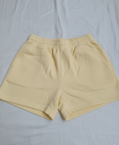 Shorts en coton jaune doux