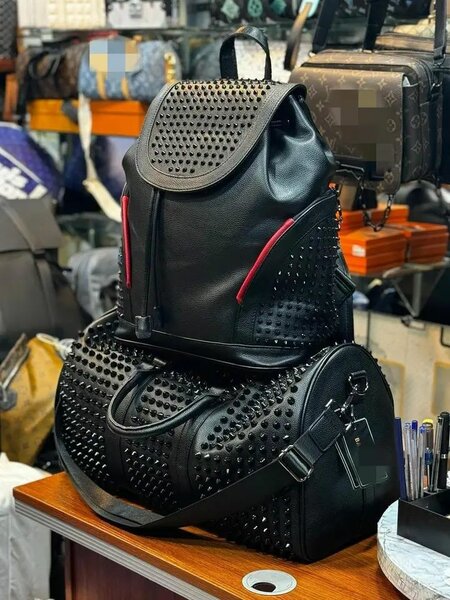 Sac à main en cuir noir perforé