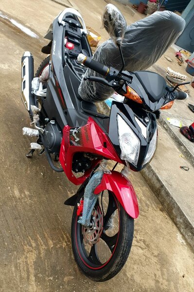 Moto sportive neuve puissante