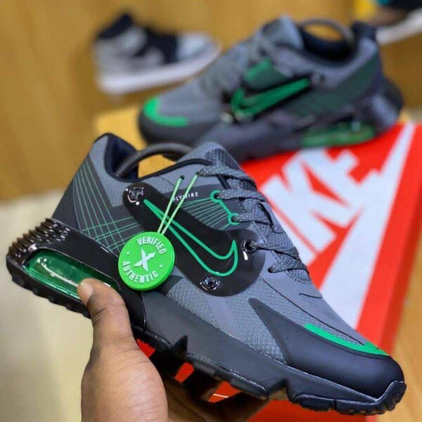 NIKE AIR MAX