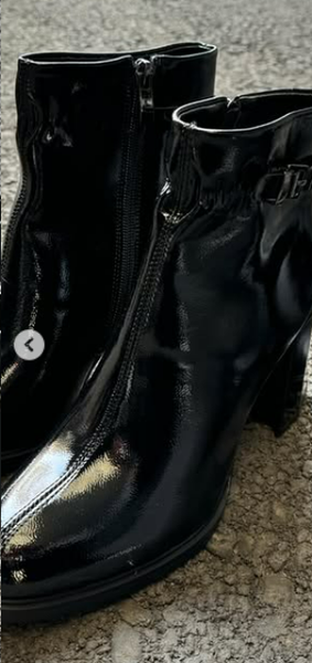 Сапоги на маленьких каблуках — это элегантная и удобная обувь, идеально подходящая для ежедневной носки и длительных прогулок. Они имеют невысокий каблук.❤️🔥
