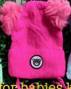 Hat with 2 pompoms and ties, fuchsia color