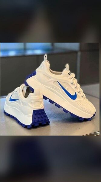 Chaussures Nike blanches et bleues