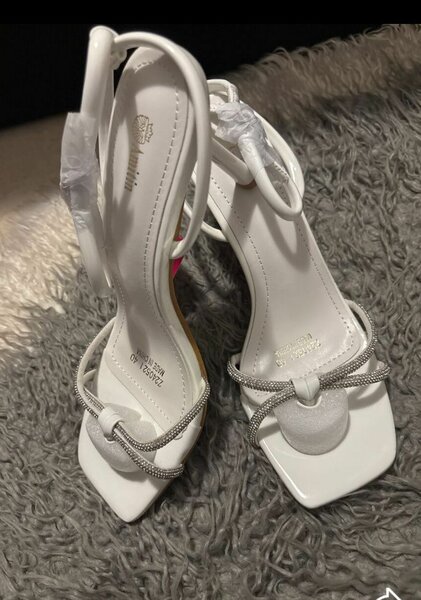 Sandales blanches à talons hauts et brides fines