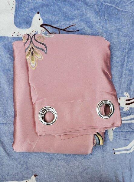 Rideau rose avec œillets