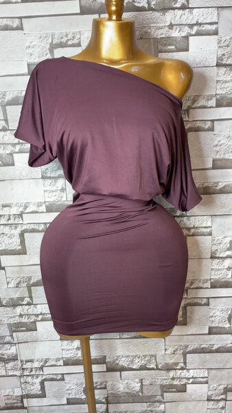 Robe rouge courte et élégante