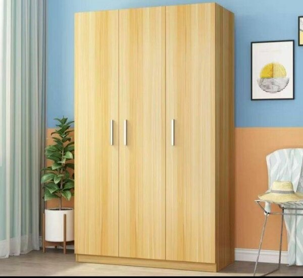 Placard en bois avec étagères