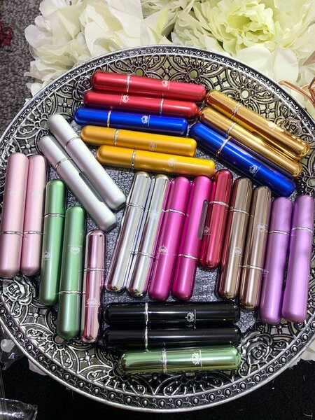 Mini flacons à parfum colorés