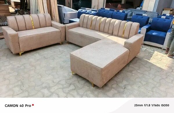 Canapé d'angle en tissu beige et méridienne