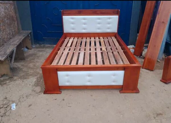 Lit en bois élégant