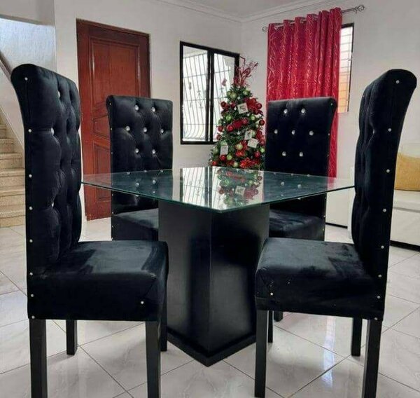 Table à manger en verre avec chaises capitonnées noires