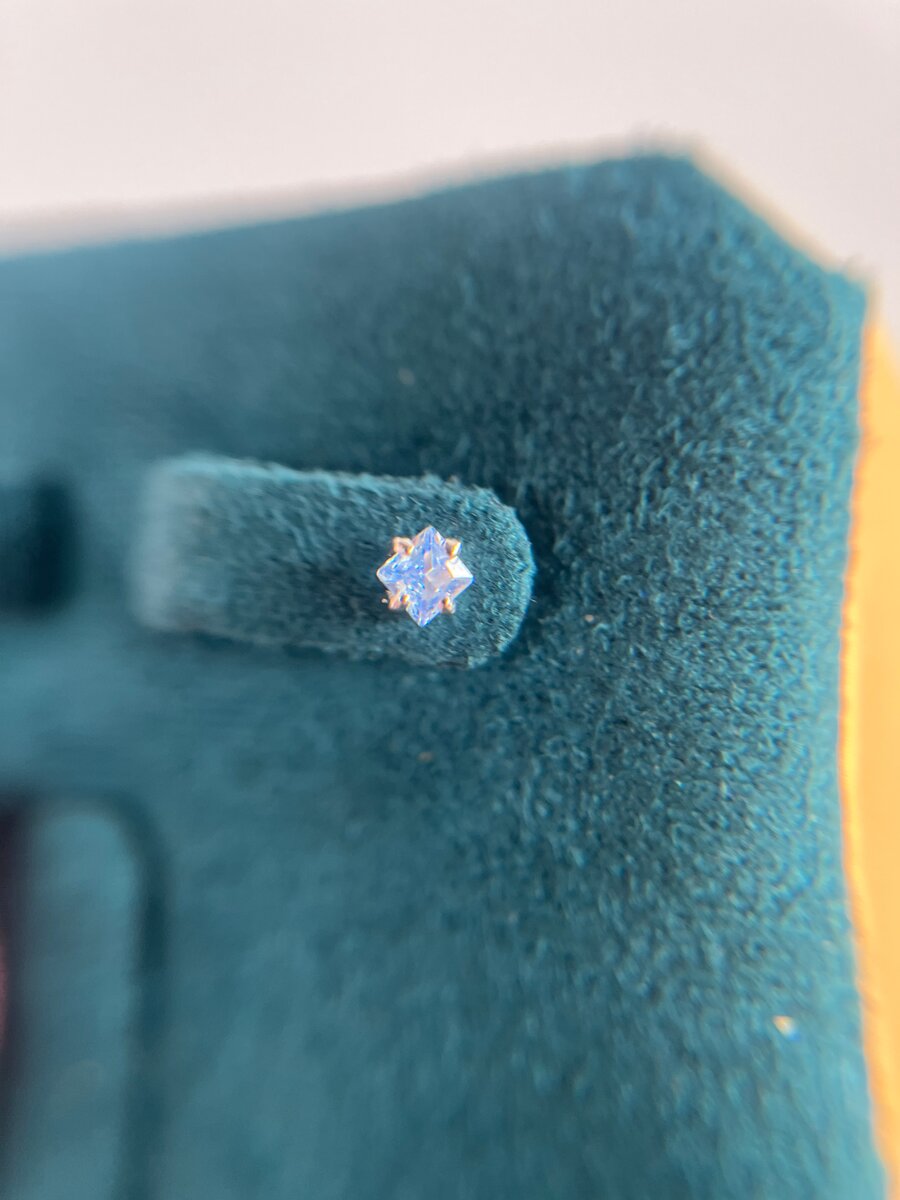 Bouche piercing bleu zircon