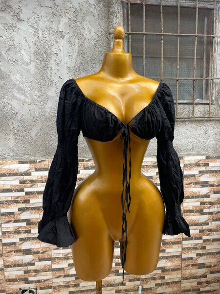 Blouse noire à manches longues