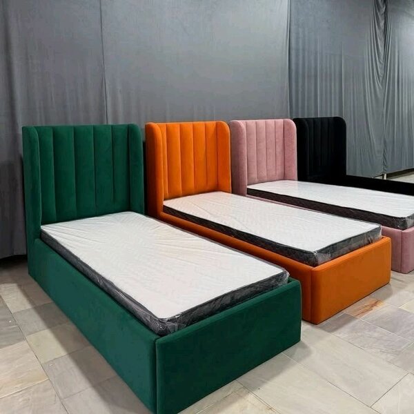 Lit simple moderne en velours