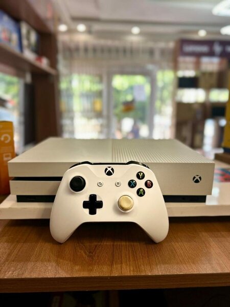VERY NEAT XBOX 1 S