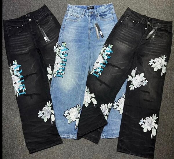 Jeans avec broderie florale