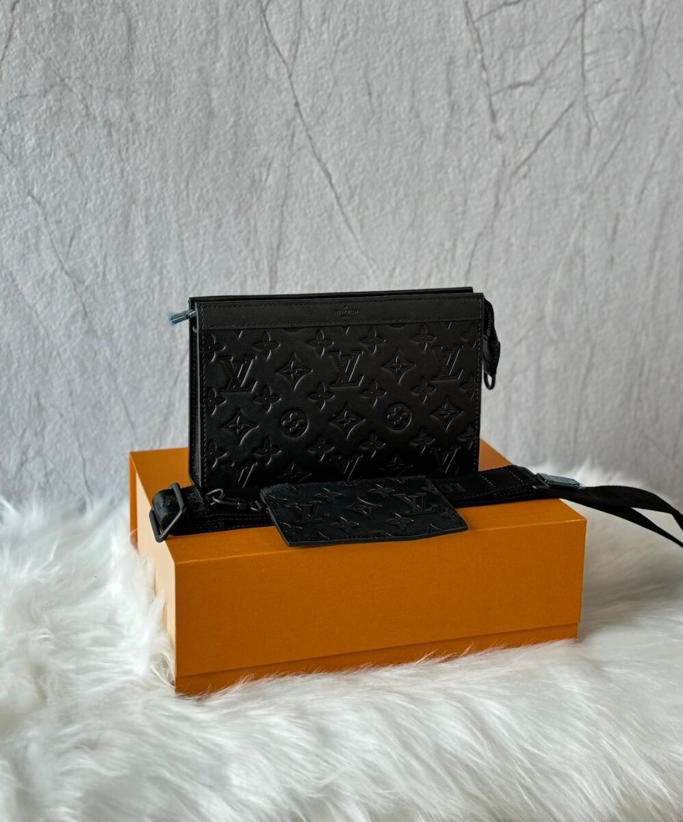 Pochette en cuir noir