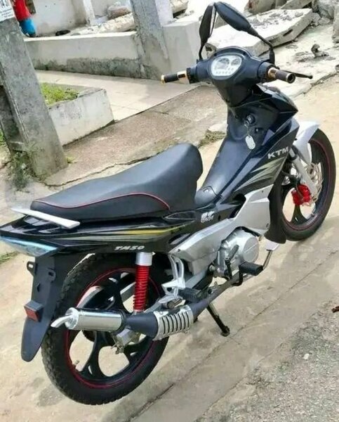 Moto KTM RC noire et argent