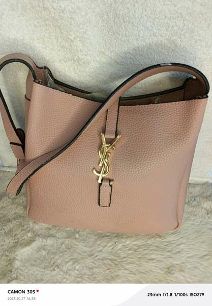 Sac à main cuir rose élégant