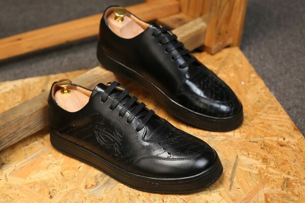 Sneakers en cuir gravé bleu et noir