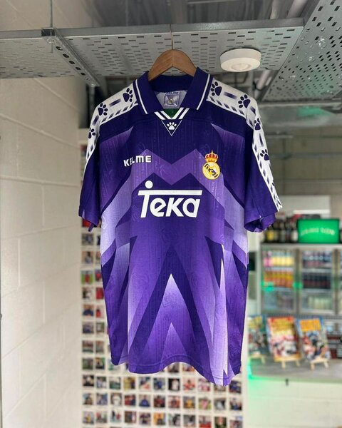 Maillot rétro de football violet