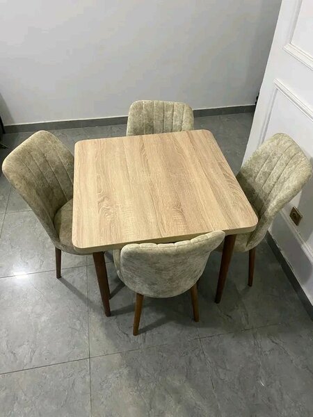 Ensemble table et chaises en bois