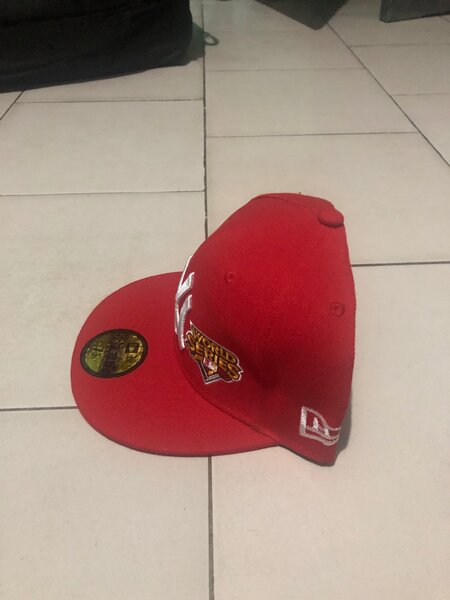 Casquette rouge brodée