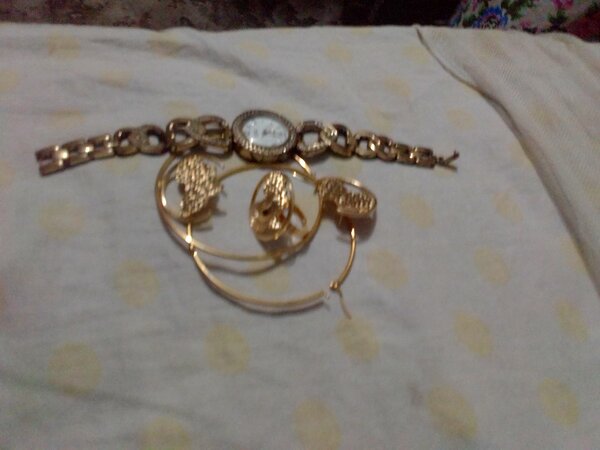 Montre et Bijoux Dorés